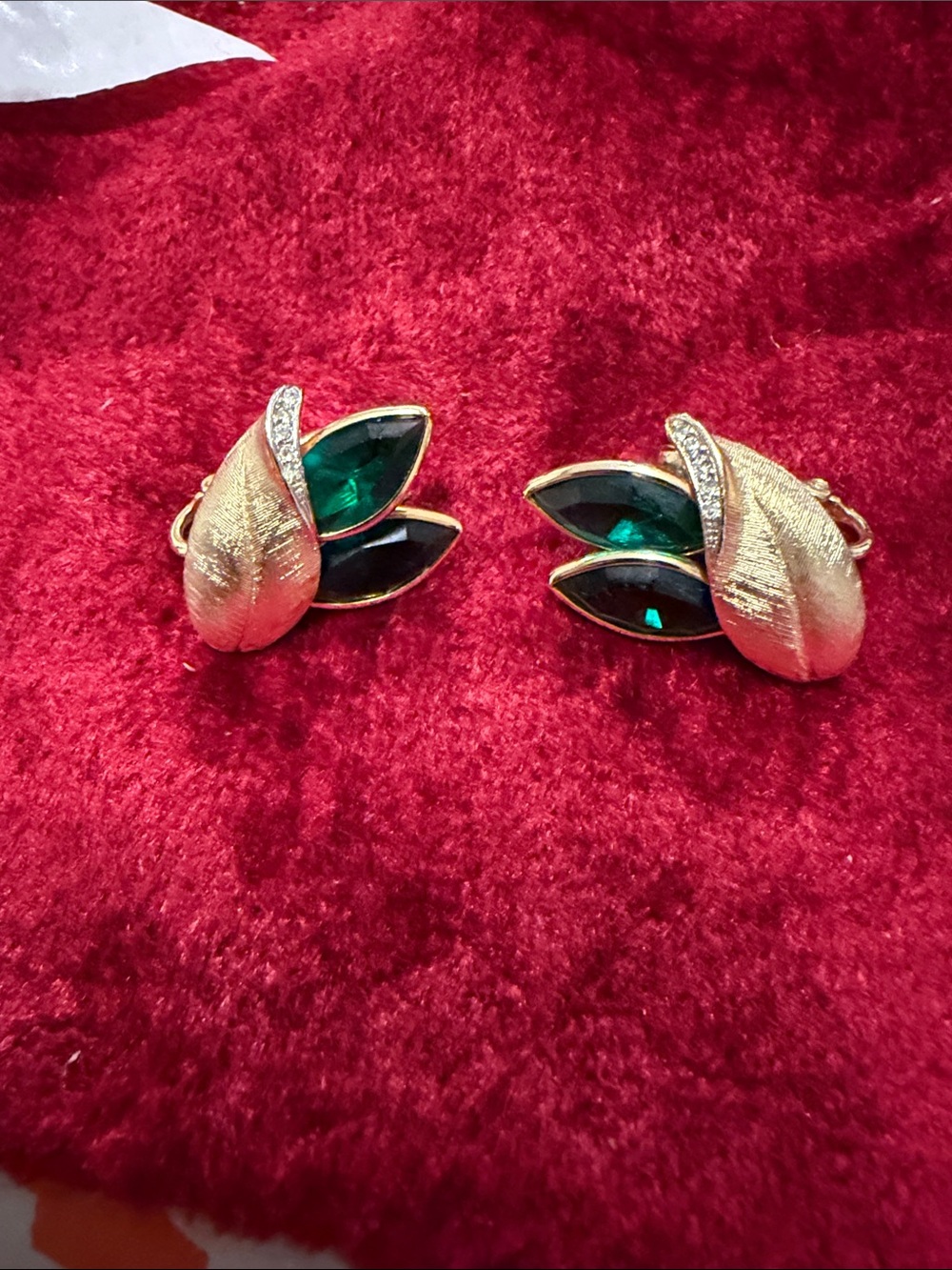 Vintage Gold-Tone Leaf Clip Earrings with Emerald Green Stones gorgeous quality